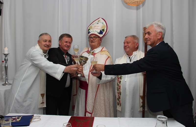 Za Martinjski obred krštenja mošta vinski kum Stjepan Jeršek Štef s pjesmama