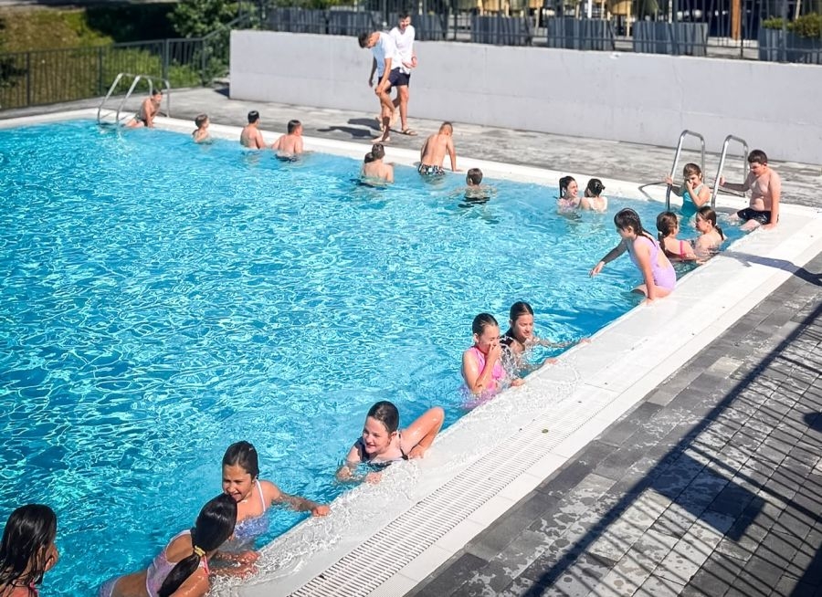 Započela škola plivanja u sklopu projekta „Igraj, uči, rasti – požeško-slavonski program za djecu“