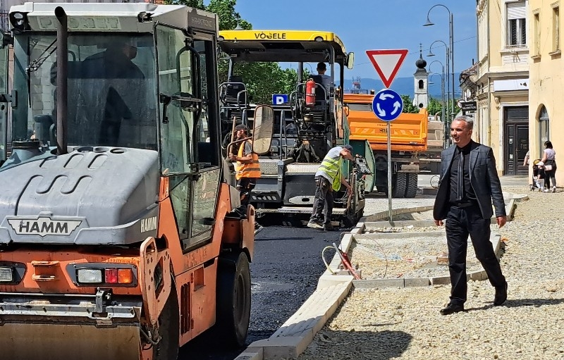 Započelo asfaltiranje prvog asfaltnog sloja ulica Matice hrvatske i Sokolove za privremeno puštanje prometa zbog velikog skupa u Požegi