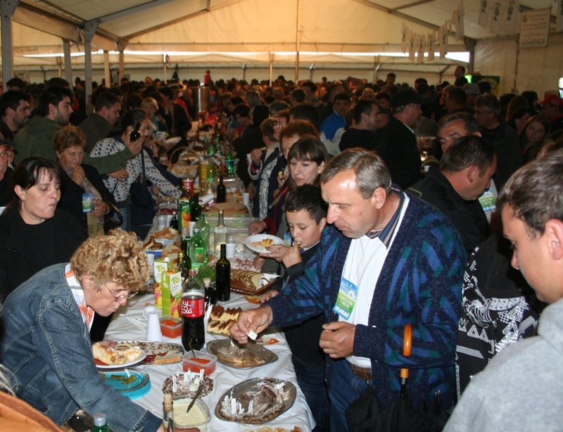 Zbog kiše „Najduži stol u najmanjem prostoru“