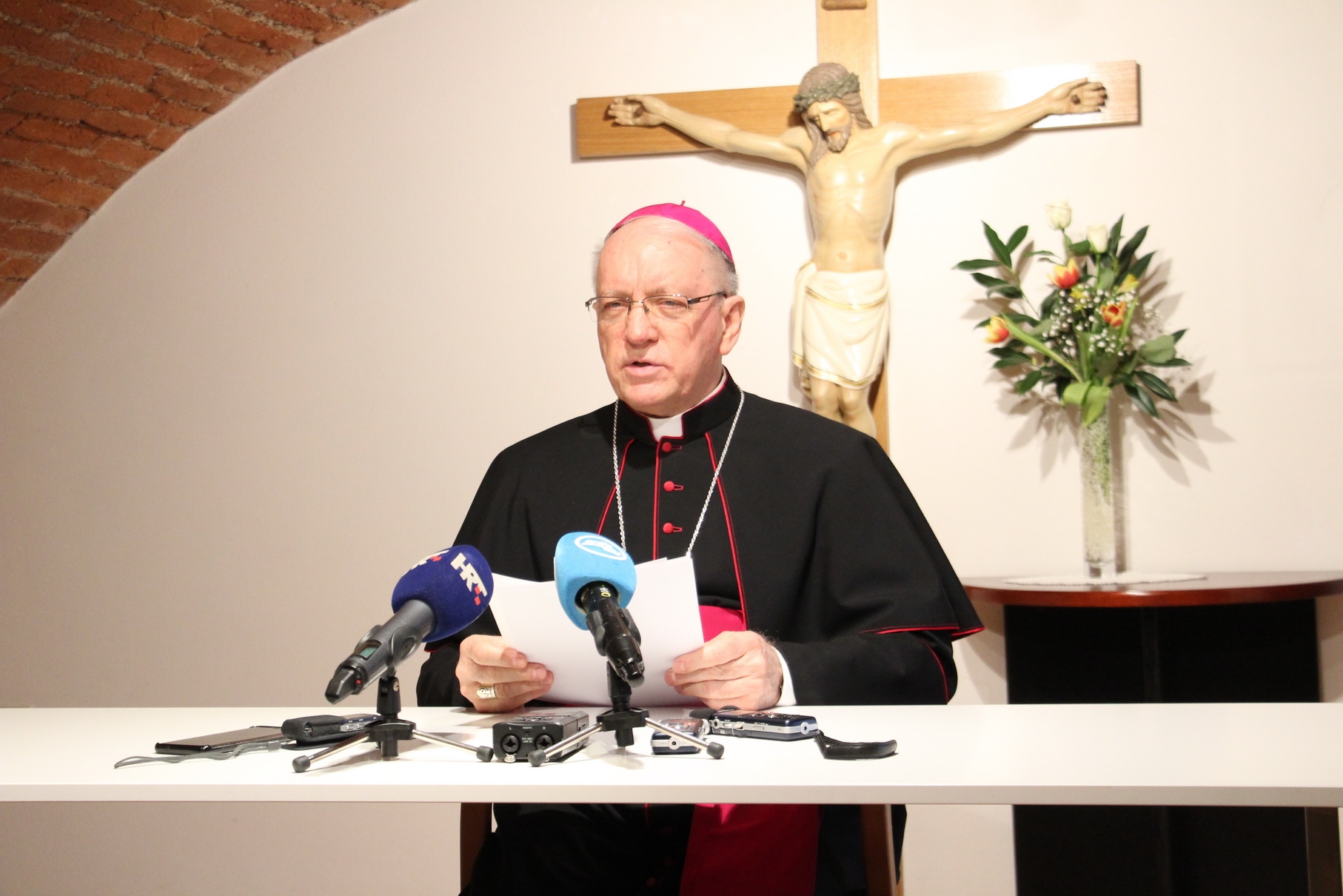 „Približi im se Isus i pođe s njima" (lk 24,15)