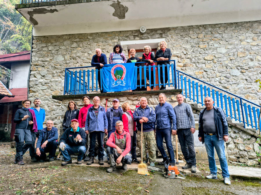 Vrijedne ruke planinara uredile Lapjak: Pripremljena drva, uređen podrum i okoliš doma