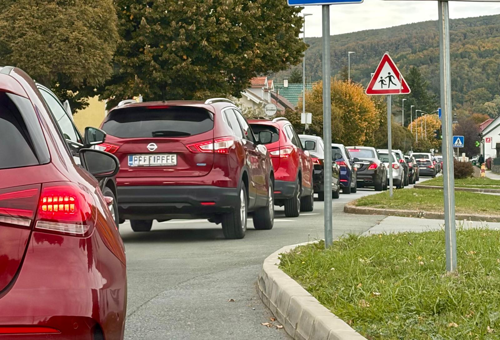 Uoči Svih svetih očekuje se pojačan promet: Policija poziva vozače i pješake na oprez