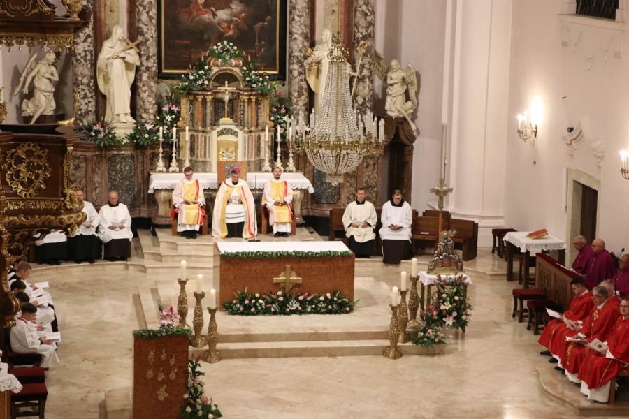 Molitveno bdjenje u požeškoj Katedrali u predvečerje svetkovine sv. Terezije Avilske