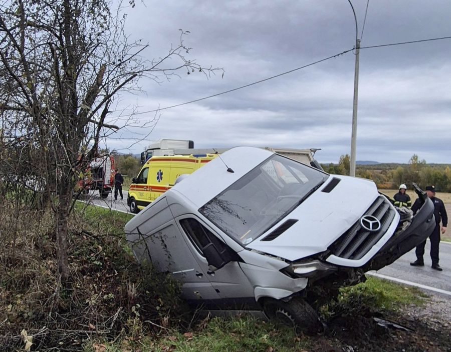 Vozač teretnog automobila sletio s ceste i udario u prometni znak i betonski rub, ozlijeđene dvije osobe