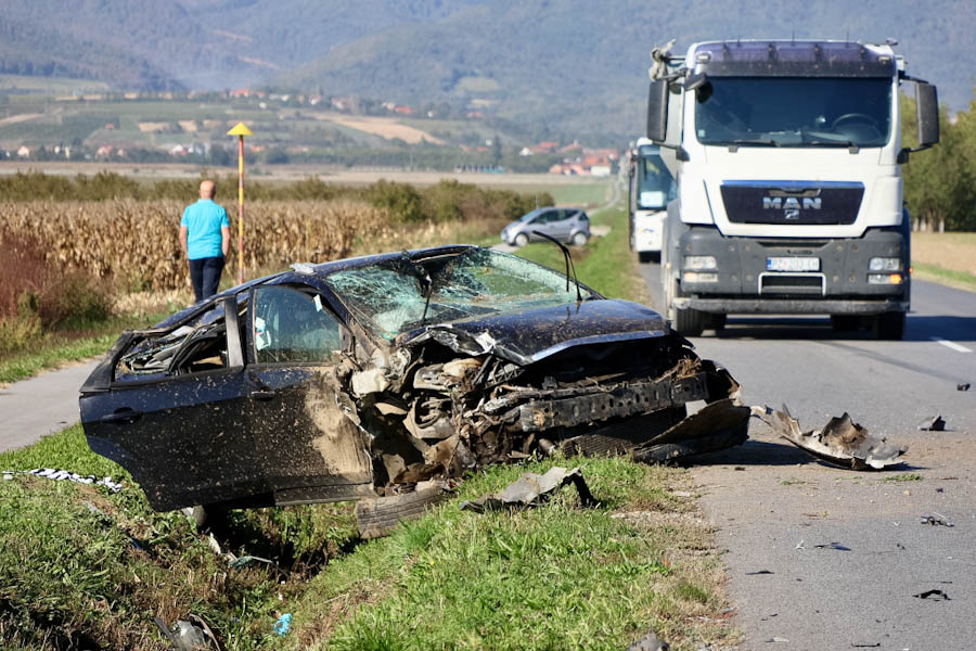 Pretjecanje završilo prevrtanjem automobila: Ozlijeđeni 24-godišnja vozačica i dijete