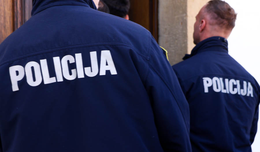 Pijan vikao i ometao rad u poslovnici banke, a potom omalovažavao i vrijeđao policijske službenike