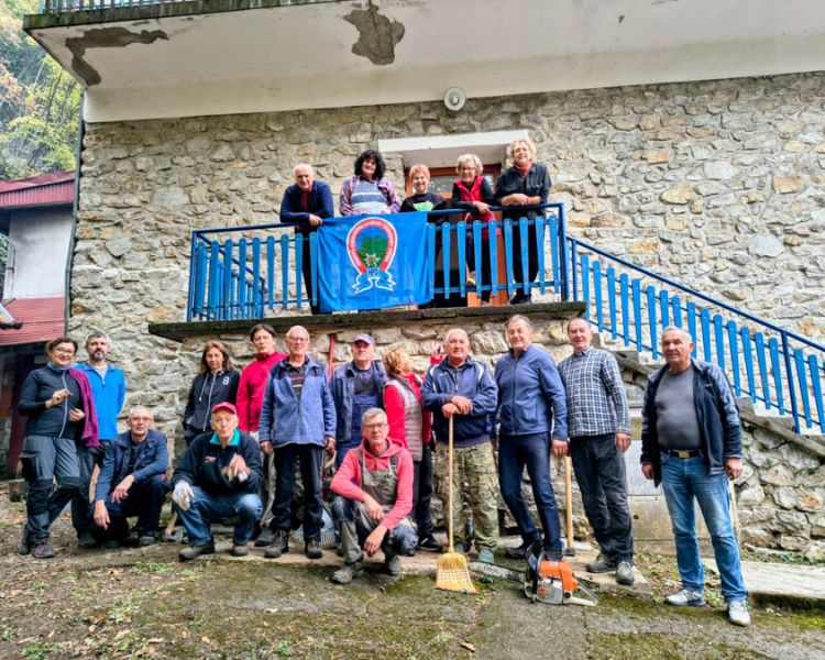 Vrijedne ruke planinara uredile Lapjak: Pripremljena drva, uređen podrum i okoliš doma