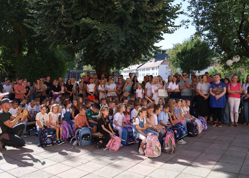 Prvi dan škole: Gradonačelnik Miličević i zamjenica Martinek dočekali prvašiće i poželjeli im uspješnu školsku godinu