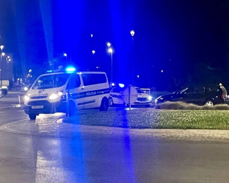 Zbog neprilagođene brzine udario u vozilo ispred sebe