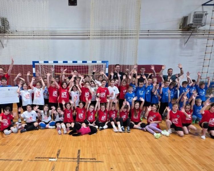 Ženski rukometni klub Požega omogućio djevojčicama godinu sporta, opremu, aktivnosti u knjižnici, izlete, kampove i odlazak na more u Bašku – potpuno besplatno!