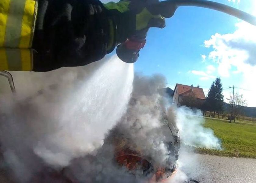 Samozapalio se automobil tijekom vožnje kojim je upravljao 39-godišnji vozač