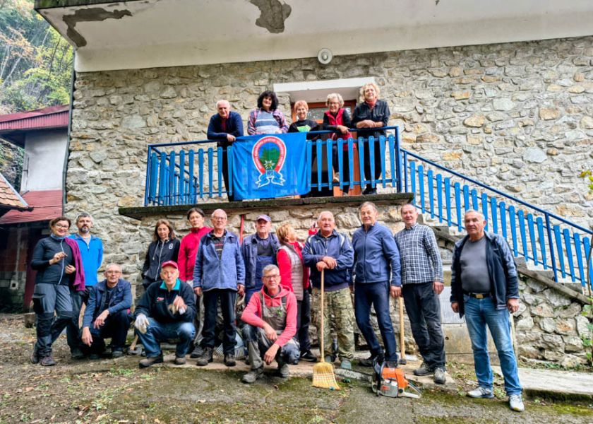 Vrijedne ruke planinara uredile Lapjak: Pripremljena drva, uređen podrum i okoliš doma