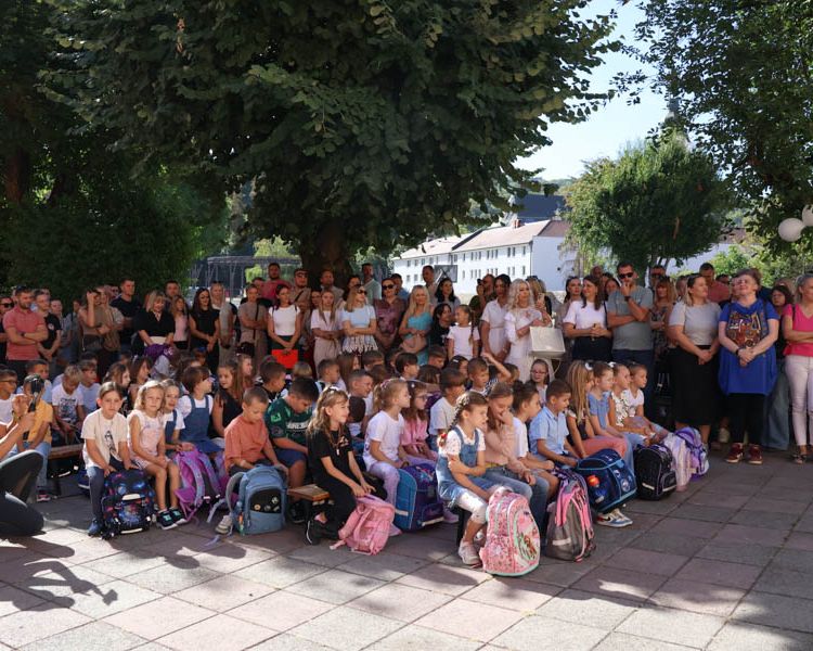 Prvi dan škole: Gradonačelnik Miličević i zamjenica Martinek dočekali prvašiće i poželjeli im uspješnu školsku godinu