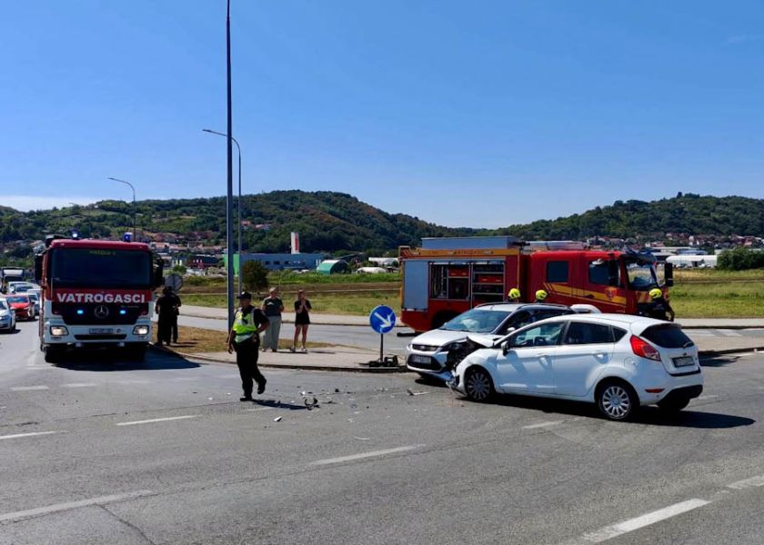 Prometna nesreća u Požegi: Sudar autobusa i dva osobna automobila
