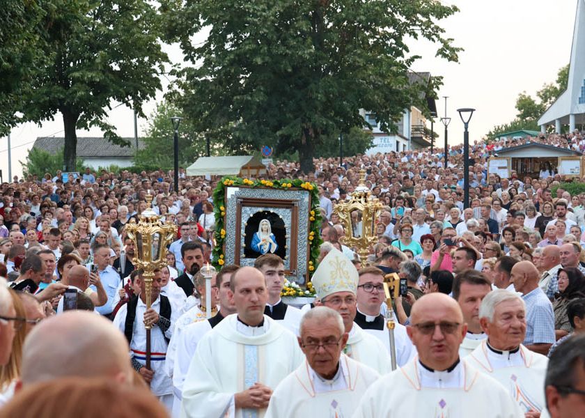 Završena devetnica Gospi od Suza u Pleternici: Tisuće hodočasnika u molitvi i zajedništvu
