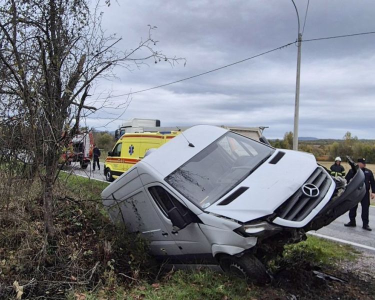 Vozač teretnog automobila sletio s ceste i udario u prometni znak i betonski rub, ozlijeđene dvije osobe