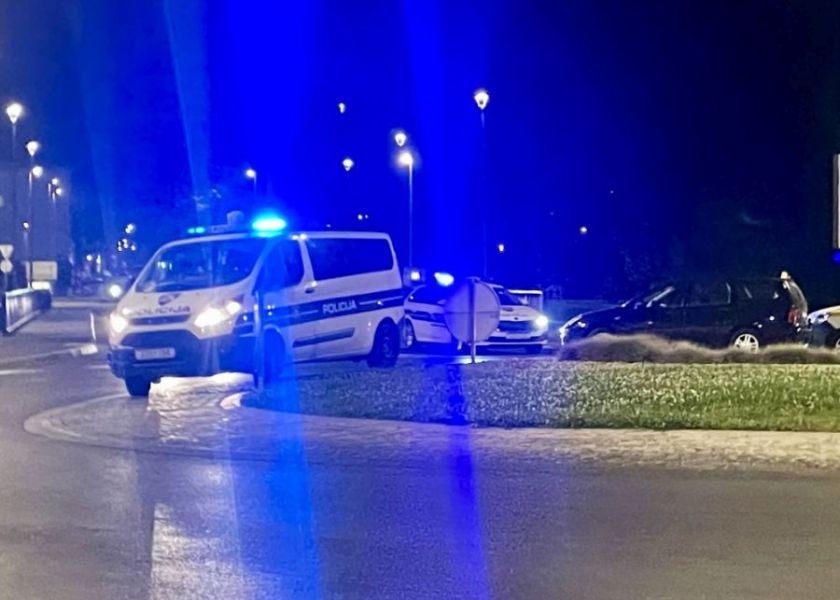 Zbog neprilagođene brzine udario u vozilo ispred sebe