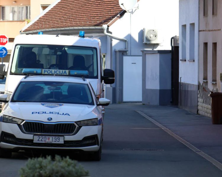24-godišnjak sletio s ceste, udario u automobil i kuću pa pobjegao: Policija ga pronašla, bio pozitivan na amfetamin