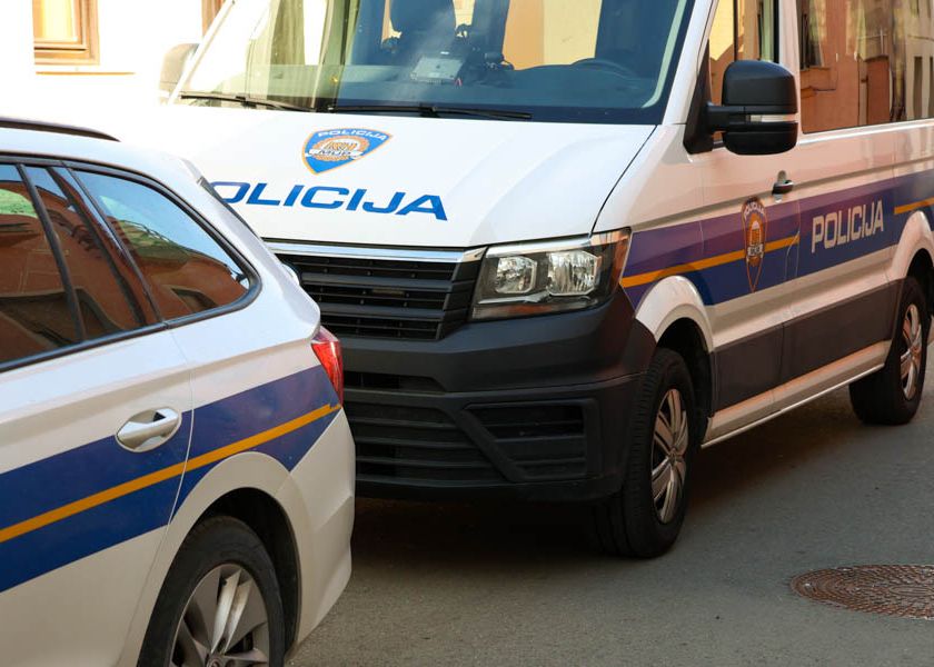28-godišnjakinja nepropisno pretjecala vozilo na pješačkom prijelazu pa se sudarila s automobilom iz suprotnog smjera