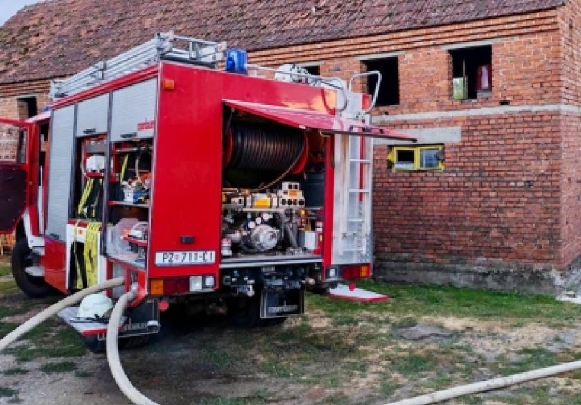 Požar nadstrešnice u Hrnjevcu proširio se na staju, gašenje u tijeku