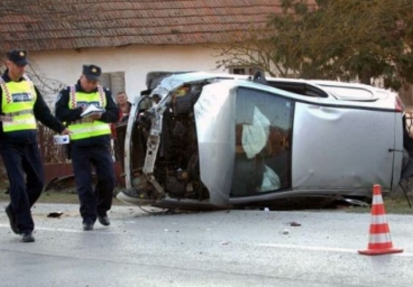 Dvije prometne nesreće - u Pavlovcima bez vozačke uz alkohol prevrnuo auto na krov u a Velikoj dijete udarilo u automobil na pješačkom