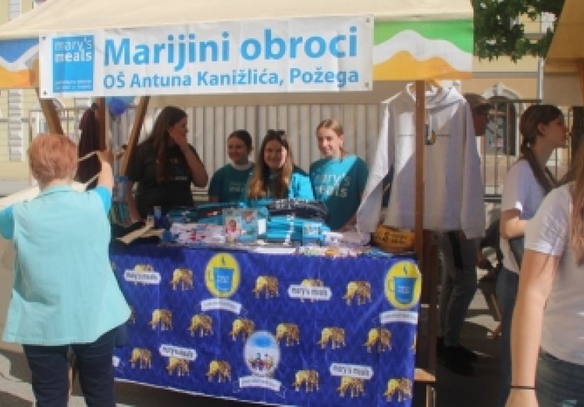 Učenici OŠ Antuna Kanižlića svojim 14. Humanitarnim sajmom sudjeluju u projektu Marijinih obroka 