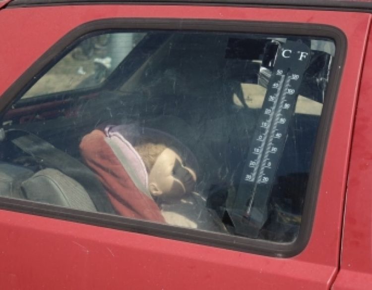 Visoke temperature - Nikada ne ostavljajte dijete samo u automobilu
