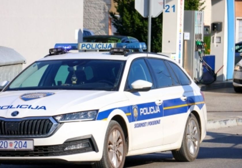 Pri pretjecanju traktora izazvala prometnu nesreću