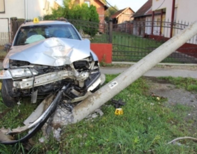 25-godišnjak uz 1,69 promila alkohola na ulazu u Alilovce sletio i udario u betonski propust a zaustavio ga stup javne rasvjete - koristio je mobitel