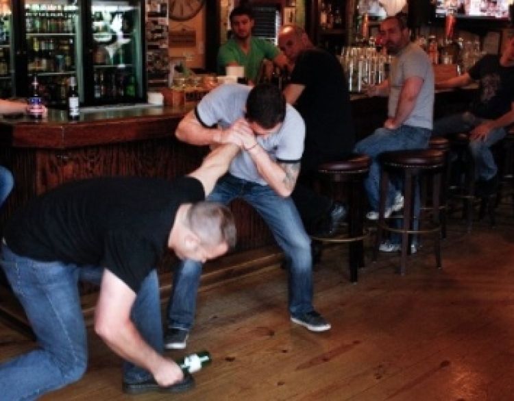 U ugostiteljskom objektu u požeškoj Mesničkoj ulici 30-godišnjak tjelesno napao 21-godišnjaka i ozlijedio ga