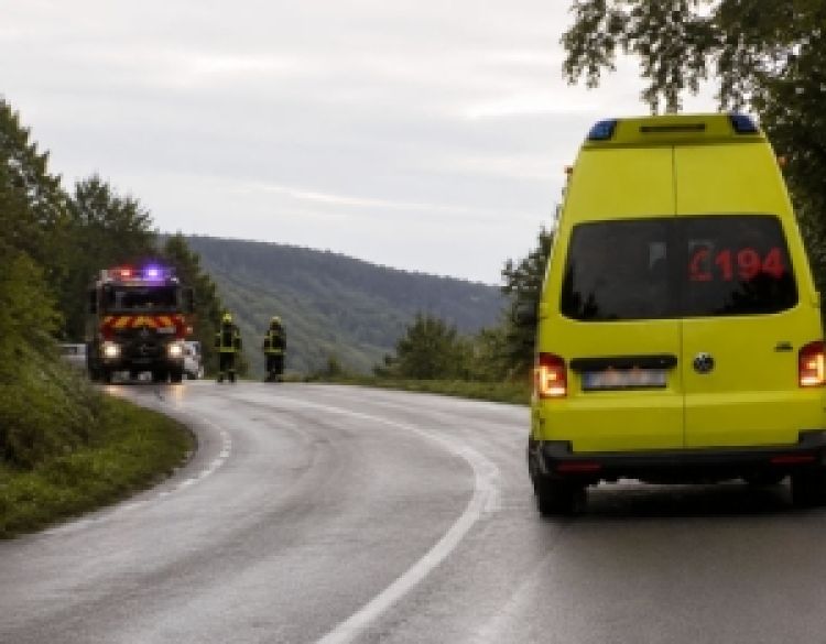 Jedna osoba ozlijeđena u slijetanju automobila s kolnika prema Orahovici