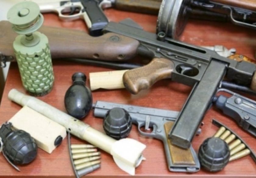 Zavidno naoružan građanin je ipak dragovoljno i anonimno predao svoj arsenal - 6 ručnih bombi, 2 puškomitraljeza i streljivo