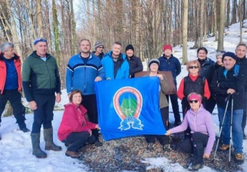 Članovi HPD-a Sokolovac Požega odali počast braniteljima na Memorijalnom planinarskom pohodu na Anđinu baraku