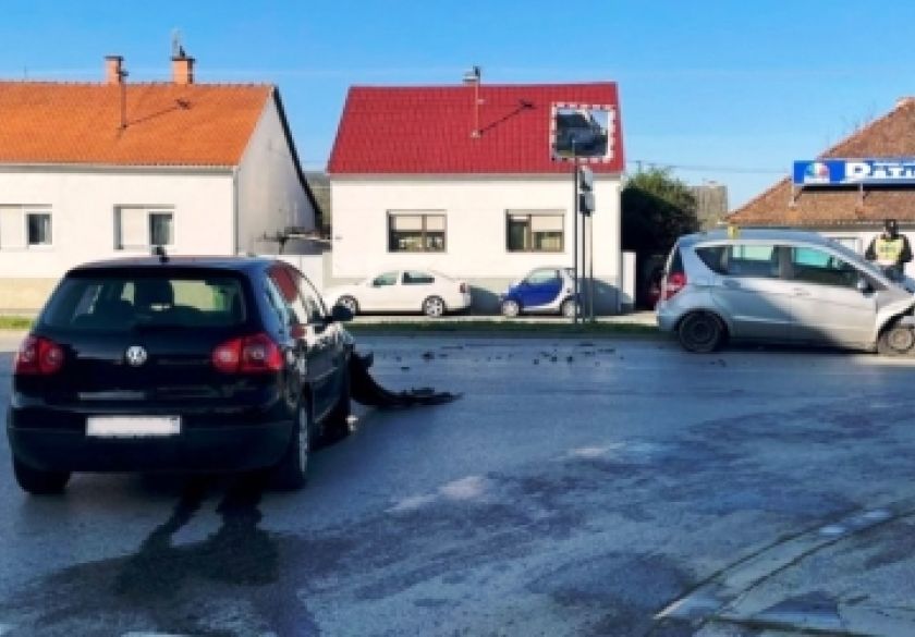 Dogodile su se 2 prometne nesreće a u onoj u raskrižju u Požegi 47-godišnji vozač prešao u suprotnu traku i udario u auto 62-godišnjaka