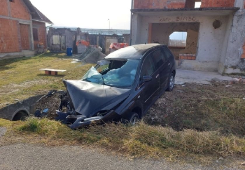 Dva bijega s mjesta prometne nesreće a u slijetanju 28-godišnje vozačice u Radnovcu prilikom pretjecanja drugog automobila je ozlijeđena