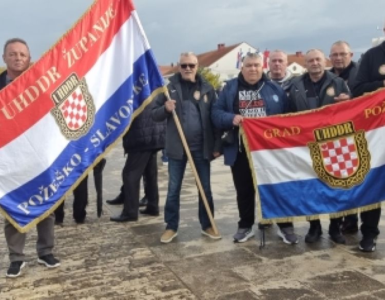 Članovi požeškog UHDDR-a sudjelovali u Koloni sjećanja u Škabrnji i posjetili Plitvice