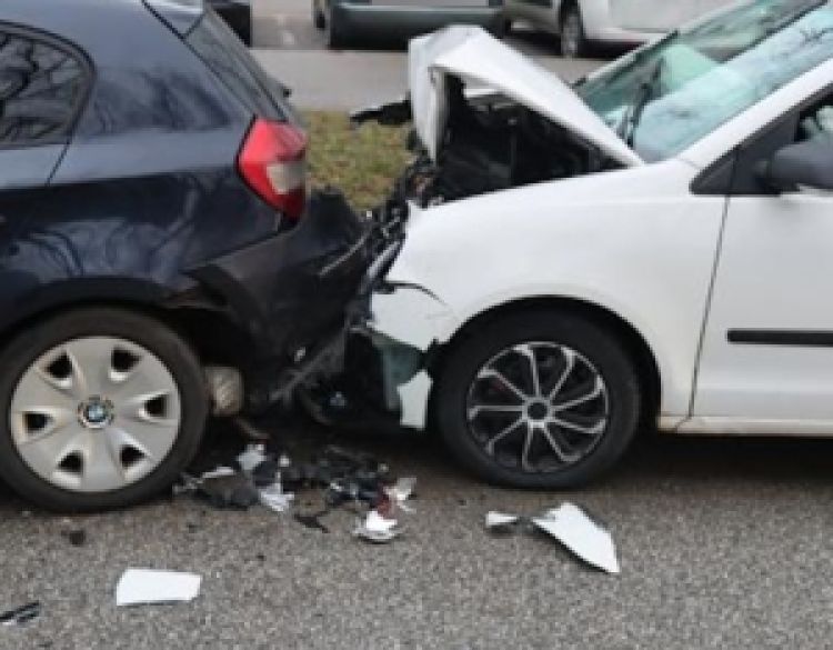 4 prometne nesreće i 1 bijeg vozača a 59-godišnjak uz alkohol od 2,79 promila zabio se u automobil koji je stao na crveno svjetlo na semaforu