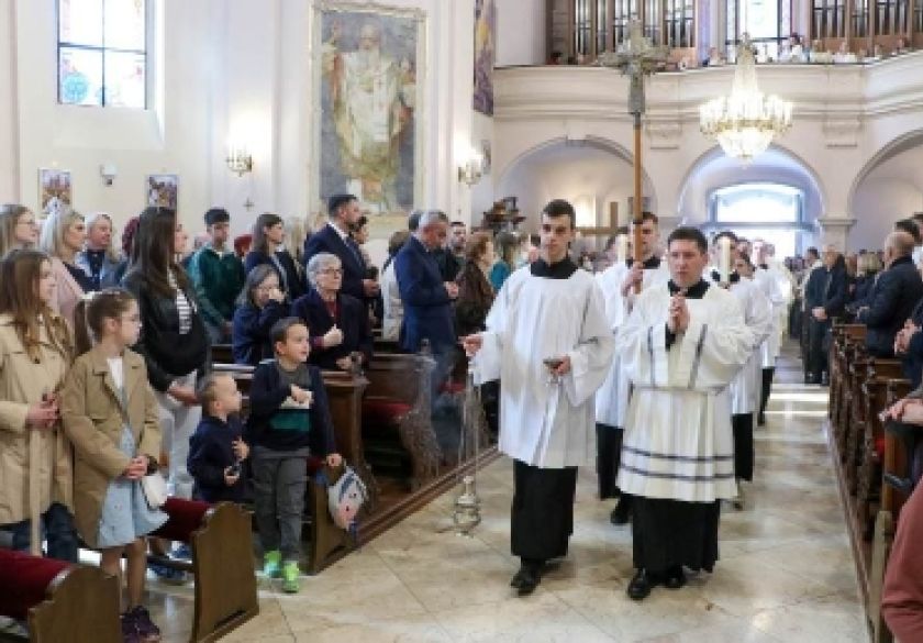 Euharistijsko slavlje na svetkovinu Uskrsnuća Gospodnjega - Uskrsa u požeškoj Katedrali