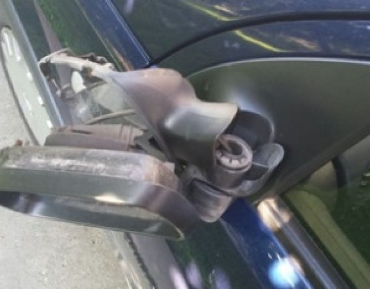 Nepoznati vozač u Kaptolu okrznuo automobil 32-godišnje vozačice u mimoilaženju i pobjegao