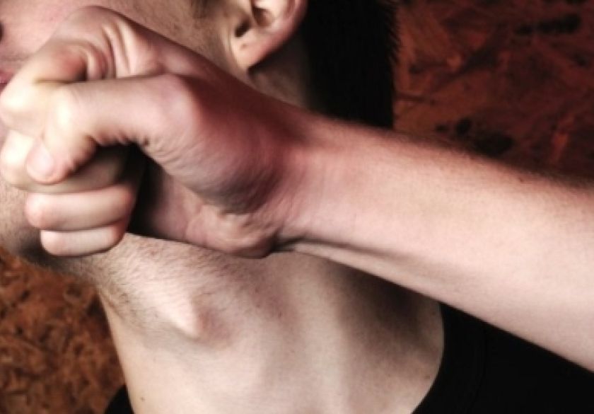 Osumnjičen 24-godišnjak koji je verbalno a potom tjelesno napao 20-godišnjaka u Cehovskoj ulici u Požegi i ozlijedio ga