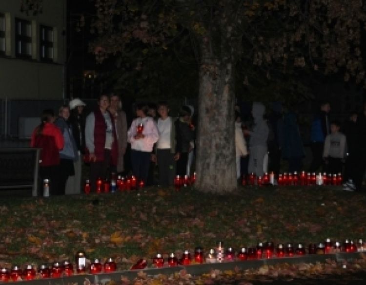 Na brojnim mjestima u gradu Požegi zapaljeni lampioni, a najviše ih svijetli u Vukovarskoj ulici