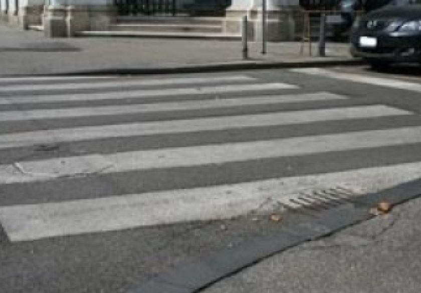 4 prometne a 72-godišnja vozačica u Požegi na pješačkom prijelazu automobilom udarila 29-godišnju pješakinju koja je ozlijeđena