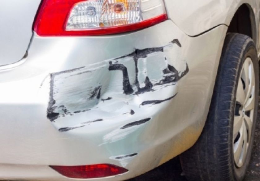 Dva nepoznata vozača u Požegi udarili u parkirane automobile, jedan nepropisno parkiran, pa pobjegli