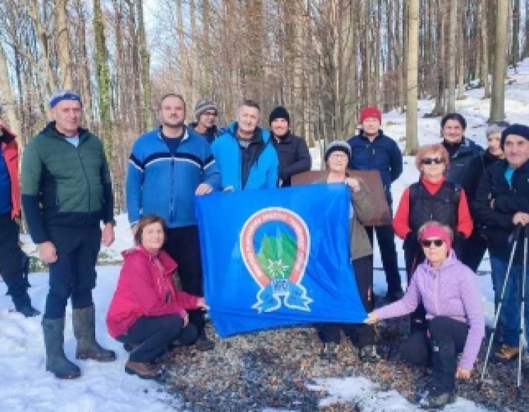 Članovi HPD-a Sokolovac Požega odali počast braniteljima na Memorijalnom planinarskom pohodu na Anđinu baraku