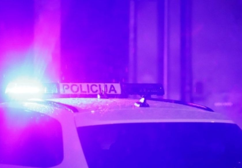 Pod utjecajem alkohola od 1,29 promila 21-godišnjak je vozio neprilagođenom brzinom te udario u zid i metalni stup javne rasvjete