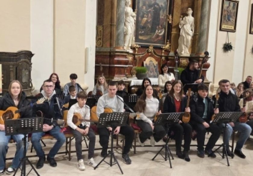 Kutjevački tamburaški orkestar zasvirao na božićnim misnim slavljima