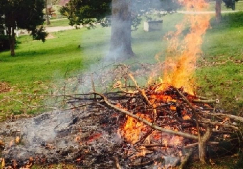 60-godišnjak u dvorištu u Golobrdcima spaljivao otpad što je dovelo do velikog dima i neugodnih mirisa susjedima