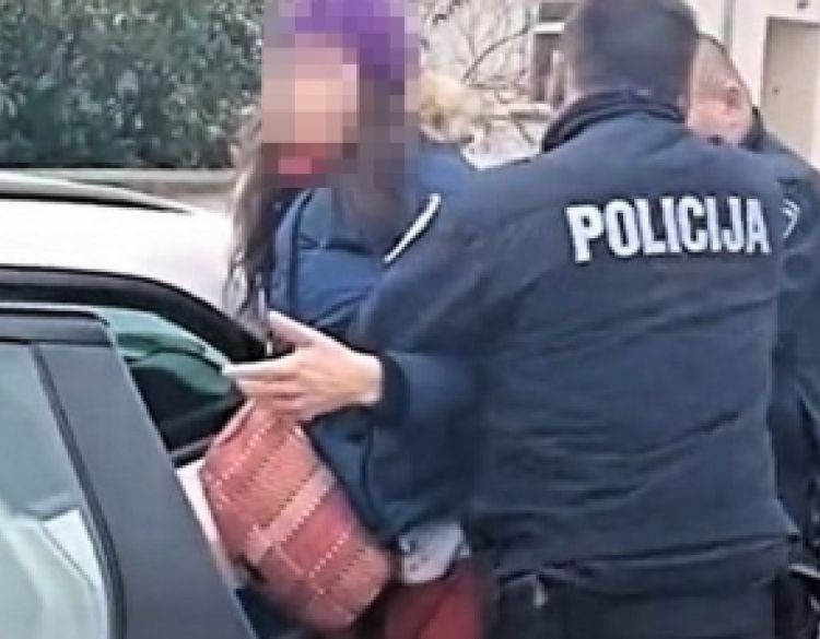 53-godišnjakinja u Požegi lupala po ulaznim vratima a vrijeđala i policajce u postupanju - uhićena je i privedena na sud pa dobila 8 dana zatvora