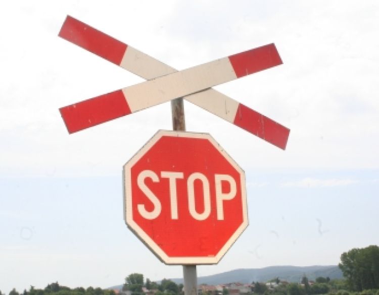 29-godišnji vozač nije se zaustavio ispred pružnog prijelaza te je udario u vlak koji je prolazio - sreća nije bilo ozlijeđenih osoba